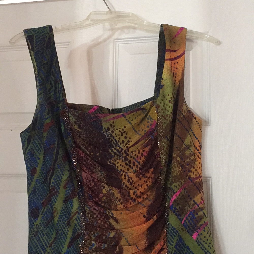 EXCELLENT COMBINATION OF COLORS IN THIS DRESS